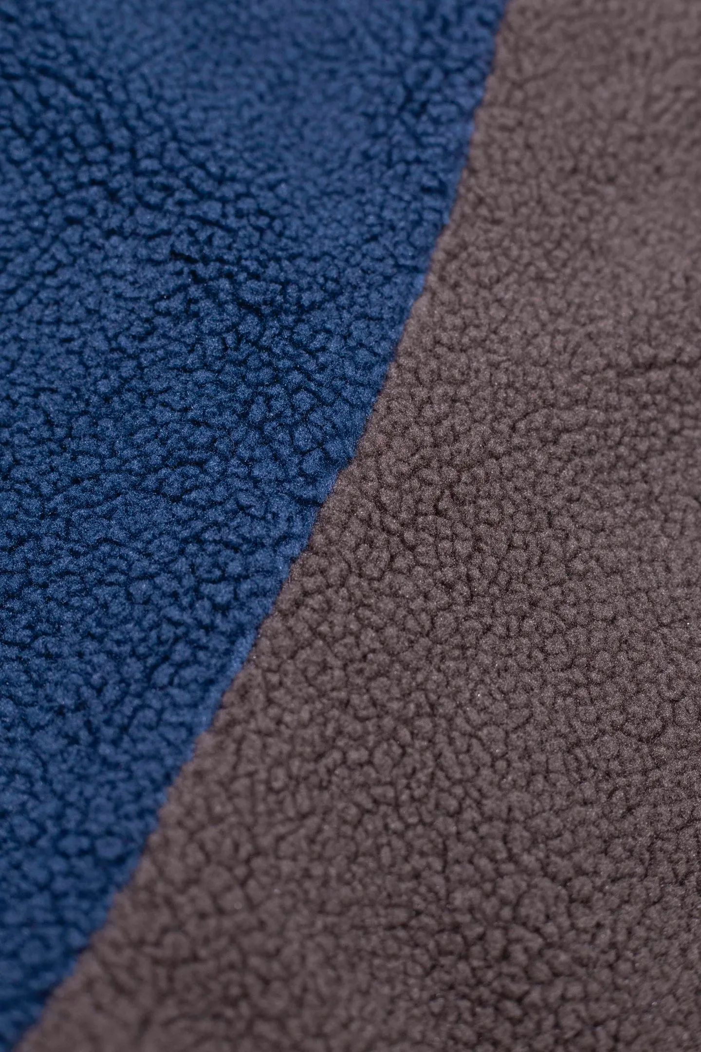 P340 Ralph Lauren/Ralph Lauren autumn and winter double-sided warm polar fleece jacket single-breasted lamb velvet jacket Color classification: color matching double-sided fabric: 100% polyester fiber 🔥Ralph Lauren autumn new style Double-sided design Versatile classic khaki on one side and warm lamb wool on the other side Easily switch styles to increase matching flexibility Short wide stand-up collar version Elastic binding at the hem of the cuffs Double-headed zipper at the placket to add styling and practicality The pullers are all equipped with strings for more convenience. The nylon side is a zipper pocket. The plaid side pockets are three-dimensionally raised. The bag opening is elastically adjustable. It is very distinctive. The chest is embellished with brand embroidery. The details and quality are very exquisite. 🎈Color: Picture color 📐Size: S M L XL S Bust 112 Length 64 M Bust 116 Length 66 L Bust 120 Length 68 XL Bust 124 Length 70 Size S Recommended 90-105 jins M Recommended 105-130 jins L Recommended 130-155 jins XL Recommended 155-180 jins